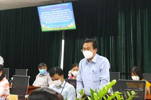 Ông Cao Thanh Bình, Trưởng ban Văn hoá - Xã hội HĐND TP.HCM, thông báo huỷ buổi giám sát. Ảnh: THU PHẠM