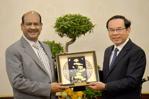 Bí thư Thành ủy TP.HCM Nguyễn Văn Nên tặng quà lưu niệm cho Chủ tịch Hạ viện Ấn Độ Om Birla. Ảnh: KHÁNH TRÀ