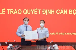 Bí thư Thành uỷ TP.HCM Nguyễn Văn Nên trao quyết định cho bà Lê Thị Hờ Rin. Ảnh: Thành uỷ TP.HCM