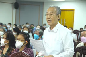 Cử tri Nguyễn Hữu Châu, phường Võ Thị Sáu, quận 3, phát biểu tại buổi tiếp xúc. Ảnh: LÊ THOA
