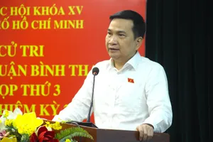 ĐB Nguyễn Sỹ Quang, Phó Giám đốc Công an TP.HCM, trả lời cử tri về vấn đề vi phạm quyền tự do dân chủ. Ảnh: LÊ THOA