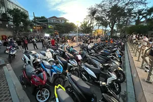 Hàng trăm xe máy độ bị CSGT TP.HCM phát hiện, xử lý. Ảnh: MINH VƯƠNG