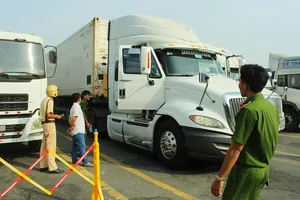 CSGT TP.HCM cùng với lực lượng liên ngành kiểm tra xe chở hàng tại cảng Cát Lái. Ảnh: LÊ THOA