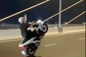 Tiktoker biểu diễn "bốc đầu" trên cầu Thủ Thiêm 2. Ảnh: TƯ