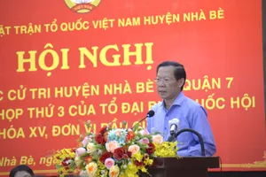 Chủ tịch UBND TP.HCM Phan Văn Mãi trả lời cử tri. Ảnh: LÊ THOA