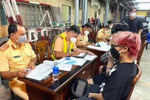 CSGT TP.HCM xử lý nhiều thanh thiếu niên cố tình 'đi bão. Ảnh: MINH VƯƠNG