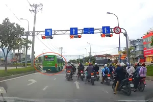 Xe buýt vượt đèn đỏ khi còn 20 giây. Ảnh chụp màn hình