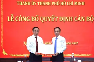 Bí thư Thành ủy TP.HCM Nguyễn Văn Nên trao quyết định cho ông Nguyễn Quốc Thái. Ảnh: Thành uỷ TP.HCM