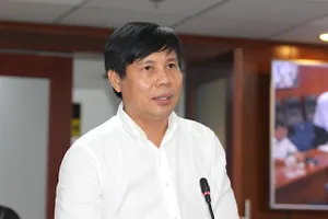 Phó Giám đốc Sở GTVT TP.HCM Phan Công Bằng thông tin tại buổi họp báo. Ảnh: NGUYỄN NHÂN