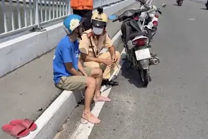 CSGT ngồi xuống chía sẻ, động viên người đàn ông định tự tử. Ảnh: Tuần tra - Dẫn đoàn