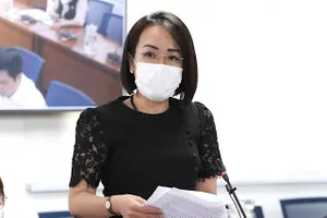 Bà Lê Thiện Quỳnh Như, Phó Chánh Văn phòng Sở Y tế TP.HCM, trả lời tại họp báo. Ảnh: NGUYỄN NHÂN