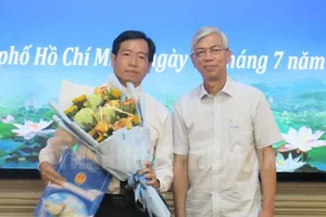 Phó Chủ tịch UBND TP.HCM Võ Văn Hoan trao quyết định cho ông Nguyễn Thanh Hiền. Ảnh: WEBSITE THÀNH UỶ