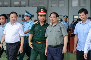 Thủ tướng Chính phủ Phạm Minh Chính kiểm tra tại nhà ga T3 sân bay Tân Sơn Nhất. Ảnh: VGP