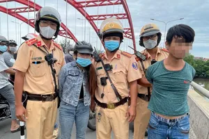 Đội CSGT Nam Sài Gòn khống chế được đôi nam nữ. Ảnh: MINH VƯƠNG