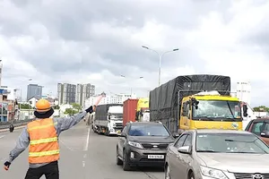 Kẹt xe cầu Phú Mỹ. Ảnh: ĐÀO TRANG