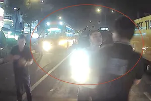 Hai tài xế cự cãi trên đường Trường Chinh. Ảnh cắt từ clip