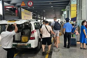 UBND TP.HCM có chỉ đạo khẩn về tổ chức giao thông tại sân bay Tân Sơn Nhất. Ảnh: ĐÀO TRANG