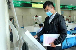 Người dân TP.HCM thực hiện thủ tục hành chính trên các thiết bị số. Ảnh: LÊ THOA