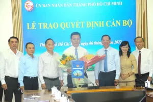 Chủ tịch UBND TP.HCM Phan Văn Mãi trao quyết định cho tân Chủ tịch UBND huyện Bình Chánh. Ảnh: LÊ THOA