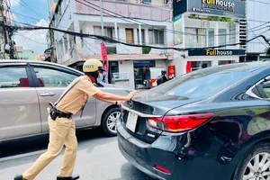 CSGT giúp người dân đẩy xe chết máy. Ảnh: LÊ THOA