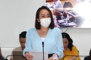 Bà Lê Thiện Quỳnh Như, Phó Chánh Văn phòng Sở Y tế TP.HCM, trả lời tại họp báo. Ảnh: NGUYỄN NHÂN