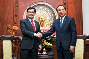Bí thư Thành ủy TP.HCM Nguyễn Văn Nên tiếp đón Phó Thủ tướng Singapore Heng Swee Keat. Ảnh: BẢO PHƯƠNG