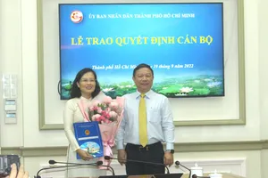 Phó Chủ tịch UBND TP.HCM Dương Anh Đức trao quyết định cho bà Nguyễn Thị Minh Phượng. Ảnh: LÊ THOA