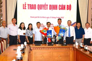 Phó Chủ tịch UBND TP.HCM Ngô Minh Châu trao quyết định và chúc mừng hai tân Phó Trưởng ban. Ảnh: BÍCH NGỌC