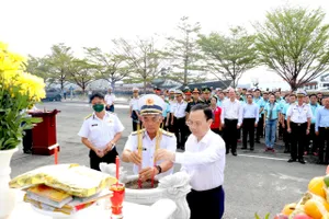 Phó Bí thư Thành uỷ TP.HCM Nguyễn Văn Hiếu cùng với lãnh đạo Binh chủng Hải quân thắp hương các anh hùng, liệt sĩ Đoàn tàu Không số. Ảnh: ANH HOÀNG