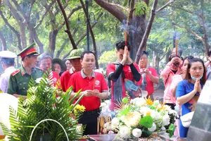 Phó Bí thư Thành uỷ Nguyễn Văn Hiếu, trưởng đoàn Đại biểu TP.HCM dâng hương trước Anh hùng liệt sĩ Võ Thị Sáu. Ảnh: ANH HOÀNG