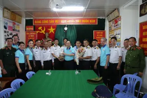 Đoàn đại biểu TP.HCM chụp ảnh lưu niệm cùng cán bộ, chiến sĩ. Ảnh: ANH HOÀNG