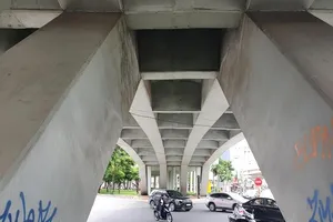 Phía dưới dạ cầu nhịp chính cầu vượt Nguyễn Hữu Cảnh. Ảnh: KIÊN CƯỜNG