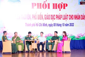 Thiếu tá Nguyễn Quốc Tuấn, Phó Trưởng Công an huyện Củ Chi (thứ hai từ trái sang), phát biểu tại toạ đàm. Ảnh: HOÀNG TUẤN