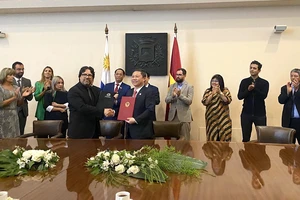 Phó Chủ tịch UBND TP.HCM Dương Anh Đức và Quyền Thị trưởng TP Montevideo Mauricio Zunino đã ký Ý định thư. Ảnh: Sở Ngoại vụ TP.HCM