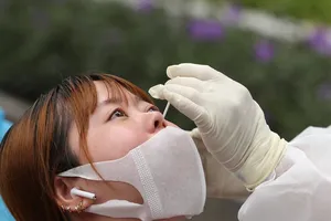 Ngành y tế TP.HCM lấy mẫu xét nghiệm COVID-19 cho người dân. Ảnh: NGUYỆT NHI 