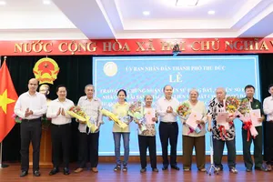 Chủ tịch UBND TP Thủ Đức Hoàng Tùng trao giấy chứng nhận cho người dân. Ảnh: T.TUYÊN