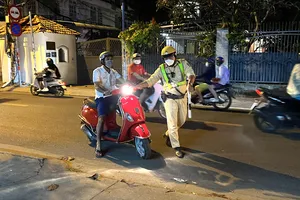 TP.HCM Nghiêm cấm can thiệp việc xử lý vi phạm giao thông của lực lượng chức năng. Ảnh: NGUYỄN YÊN