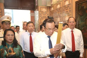 Lãnh đạo TP.HCM dâng hương, dâng hoa tưởng niệm Chủ tịch Hồ Chí Minh