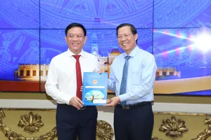 Chủ tịch UBND TP.HCM Phan Văn Mãi trao quyết định cho tân Phó Giám đốc Sở TT&TT Nguyễn Ngọc Hồi. Ảnh: T.THẢO