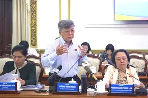 Người dân TP.HCM đi xe hơi, ở biệt thự nhưng vẫn chịu cảnh ngập nước