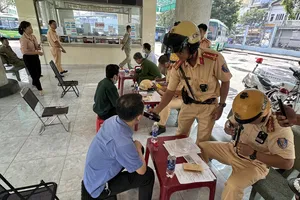 Đội CSGT Chợ Lớn kiểm tra nồng độ cồn, ma tuý hàng chục tài xế 
