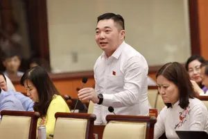Ông Lê Trương Hải Hiếu chất vấn Chủ tịch quận 12 về lãng phí đất công