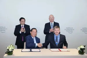 Tại Thụy Sỹ, Chủ tịch TP.HCM ký với WEF thành lập Trung tâm Cách mạng Công nghiệp lần thứ 4 