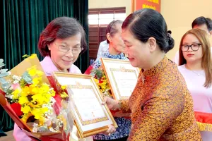 Nguyên Chủ tịch HĐND TP.HCM Phạm Phương Thảo nhận huy hiệu 55 tuổi Đảng