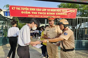CSGT Tân Túc ‘tiếp’ 700 chai nước cho học sinh thi vào lớp 10