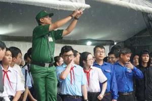 Kéo bạt, che mưa cho hàng ngàn người đến viếng Tổng Bí thư Nguyễn Phú Trọng ở Hội trường Thống Nhất 