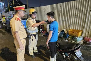 CSGT TP.HCM kiểm soát hàng trăm phương tiện ra vào chợ Bình Điền