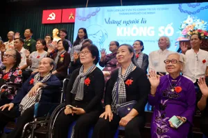 Nghẹn ngào cuộc gặp mặt của những đứa trẻ được sinh ra, lớn lên trong tù đày