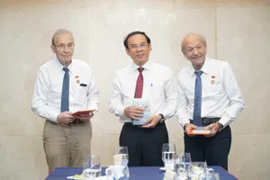 Ký ức 2 người hùng treo cờ MTDTGP miền Nam Việt Nam trên đỉnh nhà thờ Đức Bà Paris 55 năm trước