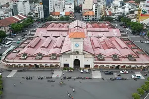 Khai thác các hoạt động tại khu vực trước chợ Bến Thành như Quảng trường Thời đại